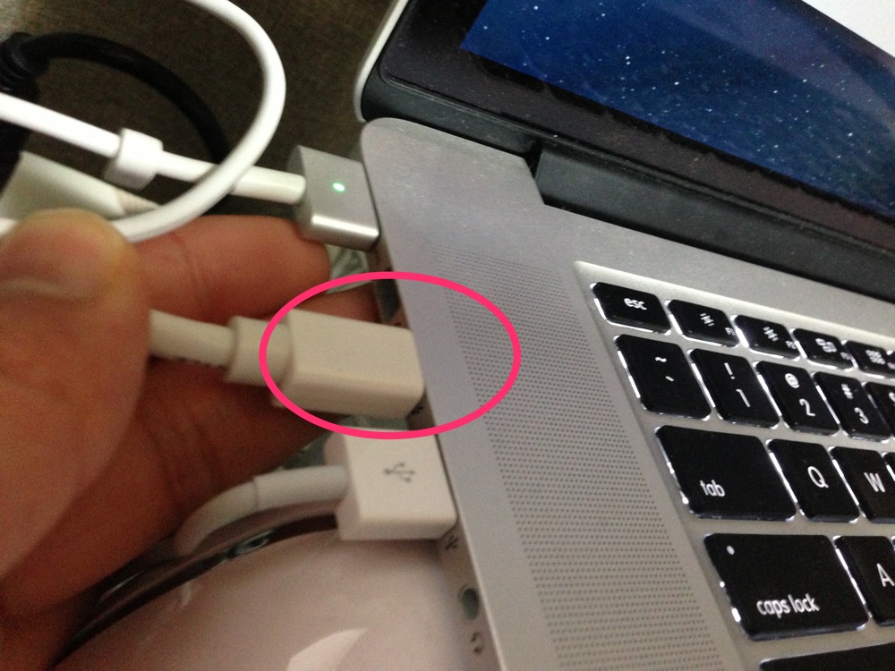 MacBookのThunderboltポートにMini DisplayPortケーブルを接続