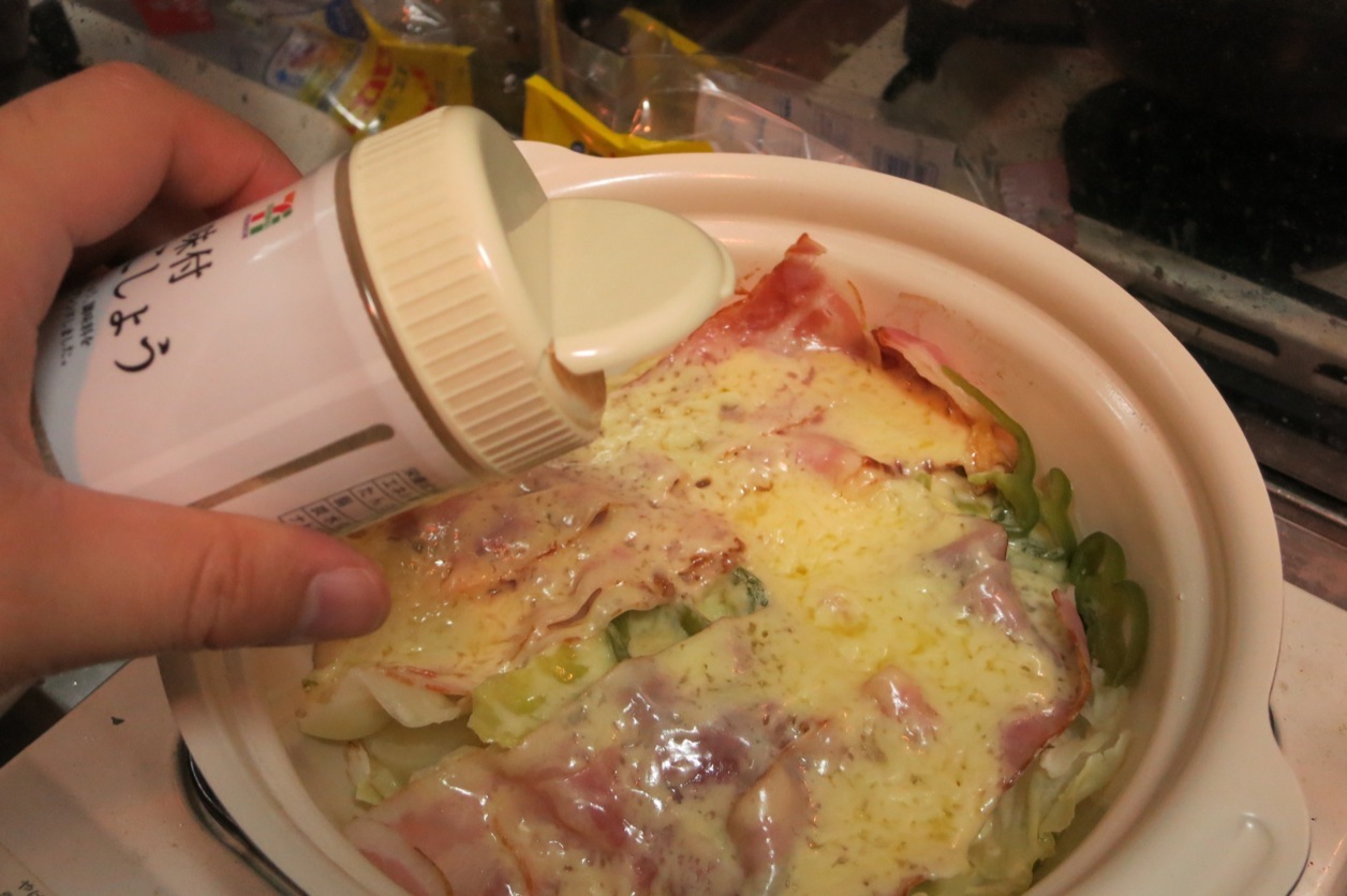 クッキングパパのザ・イタリアン鍋に塩コショウをいれる。