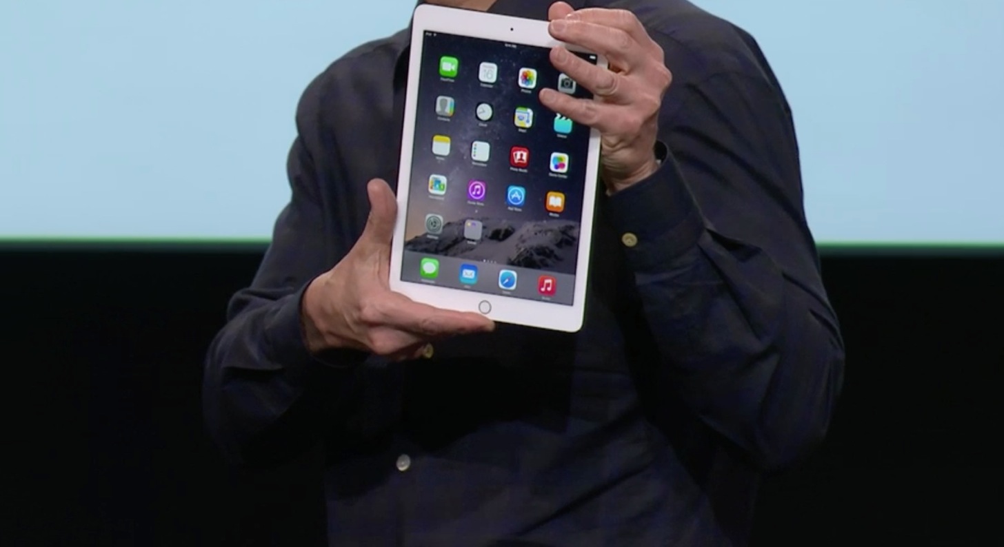 iPad Airをもつティムクック。