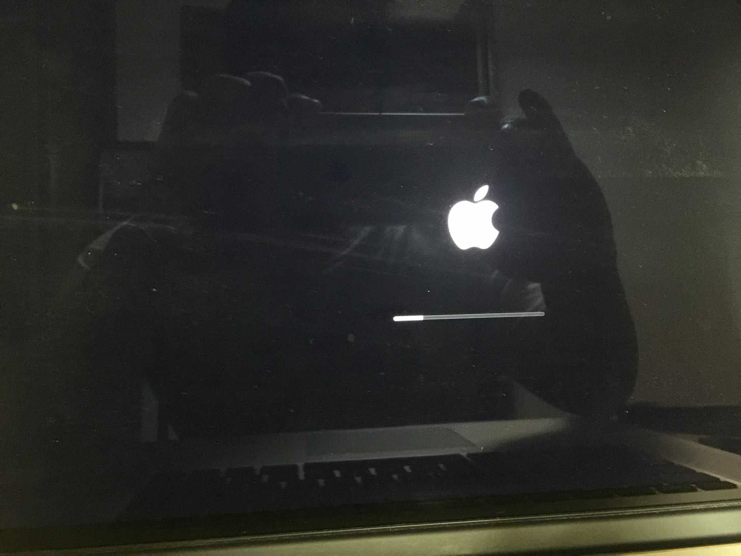 アップルマークが点灯。