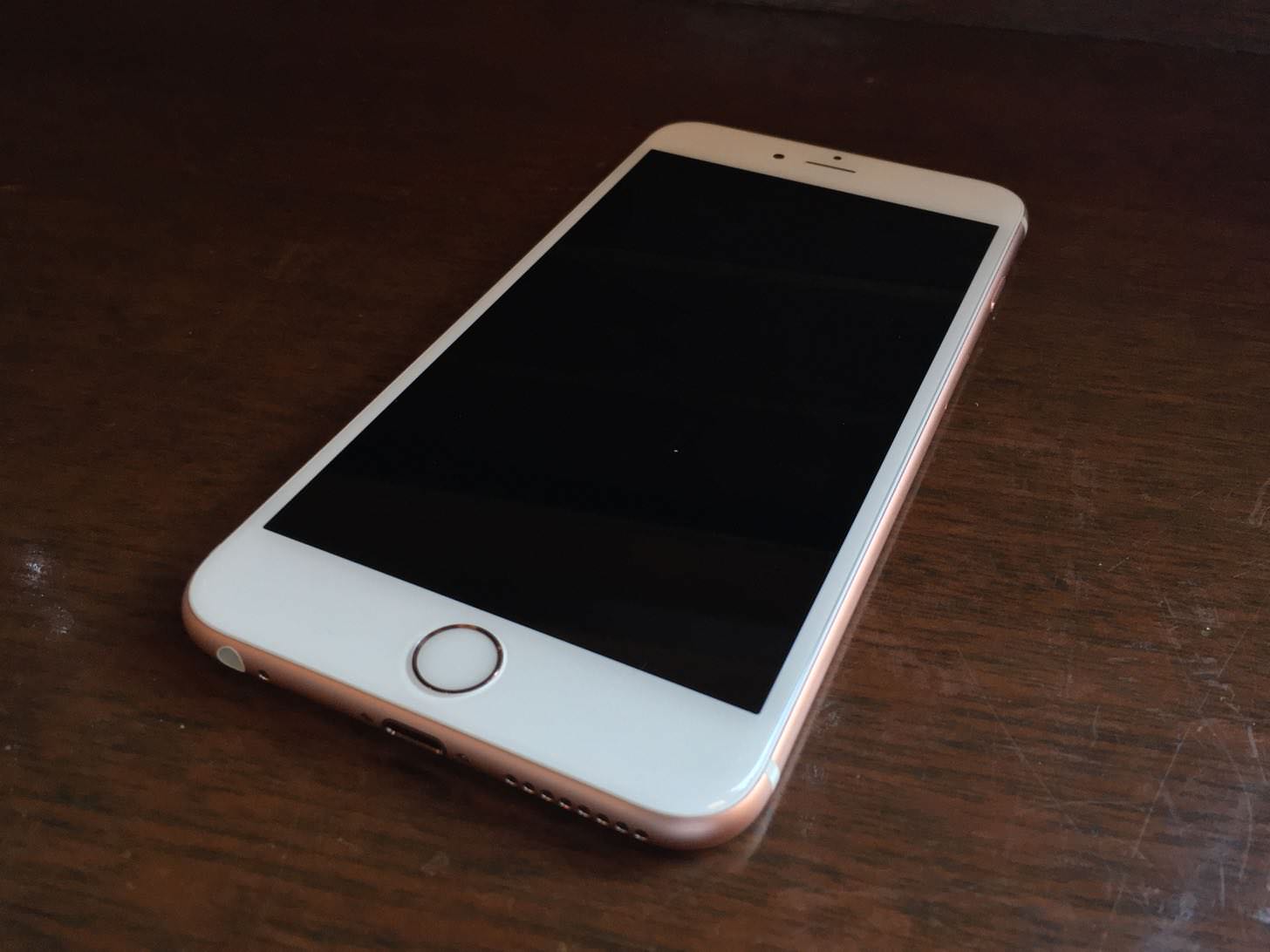 iPhone 6s Plus ローズゴールド 64GBの正面。
