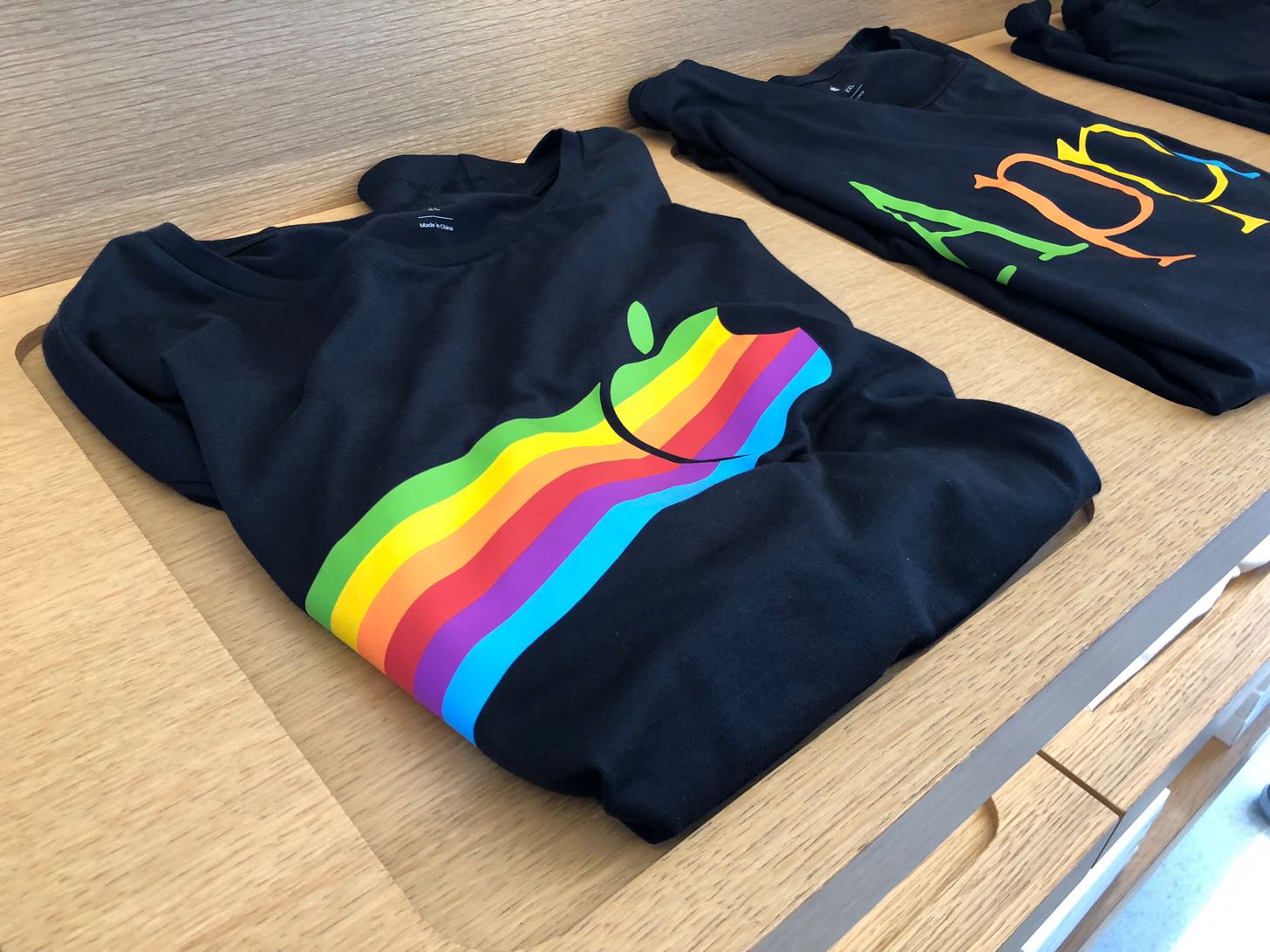 Apple Parkビジターセンター限定のTシャツ