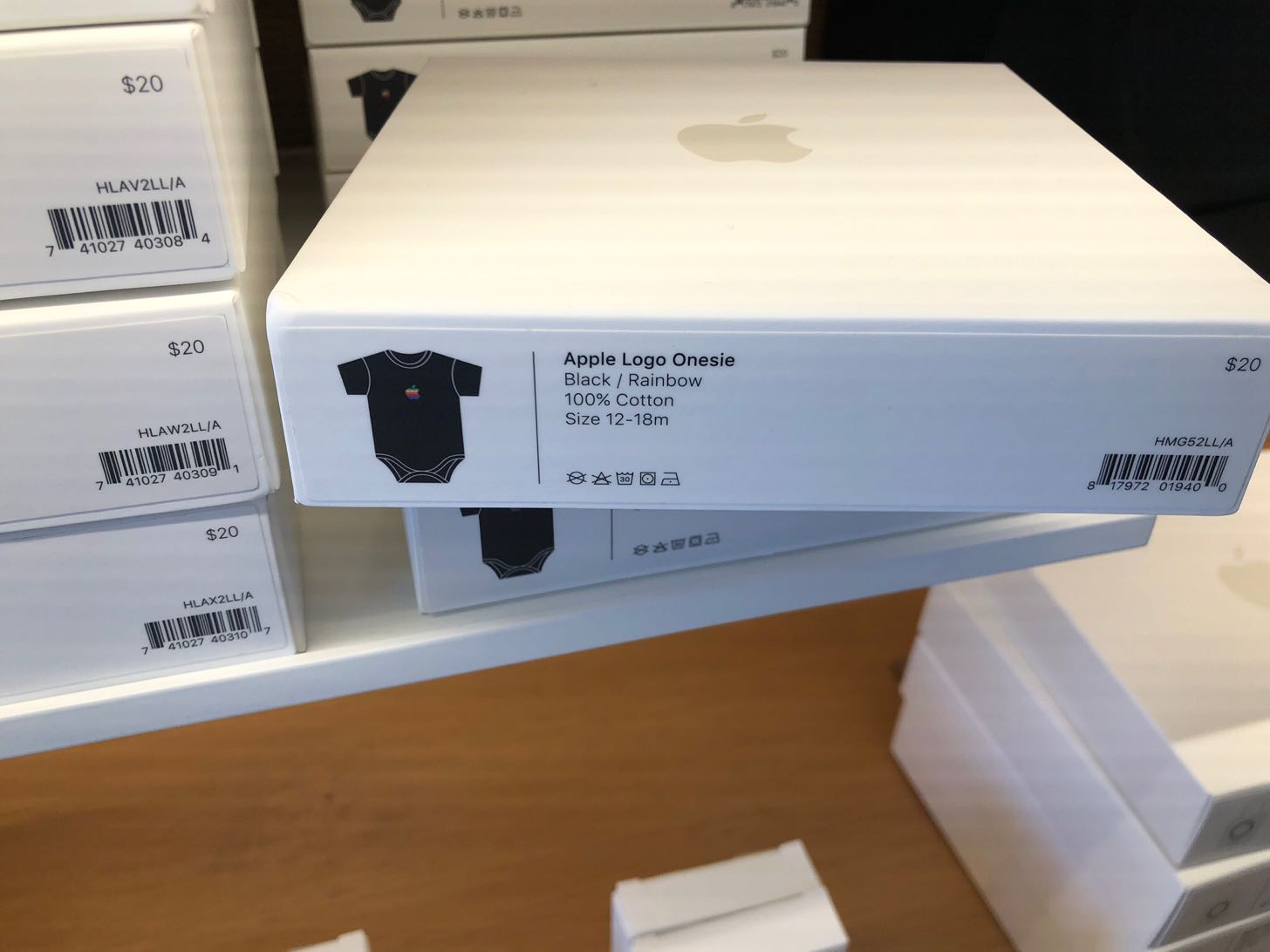 Apple ParkビジターセンターのTシャツはなんと箱売り