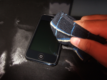 iPhoneの液晶についている指紋を柔らかい布か何かで拭き取ります。