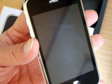 iPhone 3GSの液晶は指紋をはじく！
