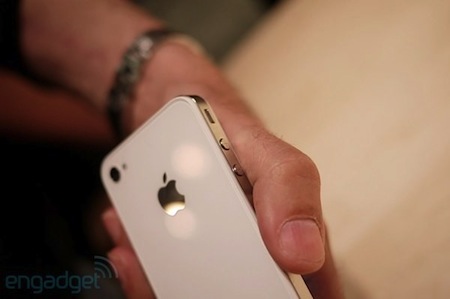 Engadget.us iPhone 4 hand