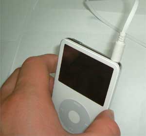 iPodのイヤホンに装着