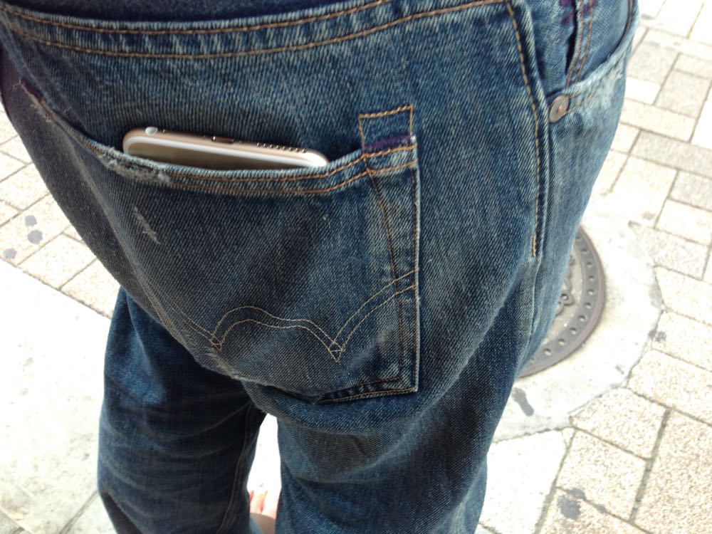 iPhone 6 Plusはジーンズの後ろポケットに入ります。