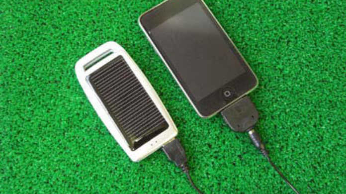 iPhoneを太陽光で充電が出来る「モバイルソーラー充電器」