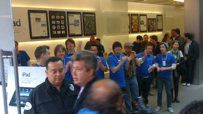 iPad発売に、Apple Store銀座店に1200人の行列が並ぶ。