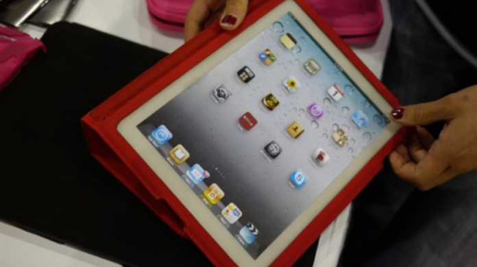 CES 2011に第2世代iPadのケースが。大型スピーカー用の穴を装備。