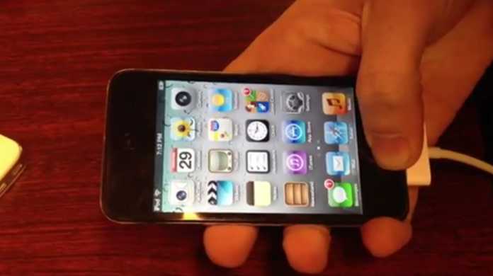 Siriが第4世代iPod touchで動作している動画。