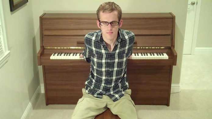 【動画】なんというピアノマン。スーパーマリオブラザーズのBGMを後ろを向きながら弾いちゃう男