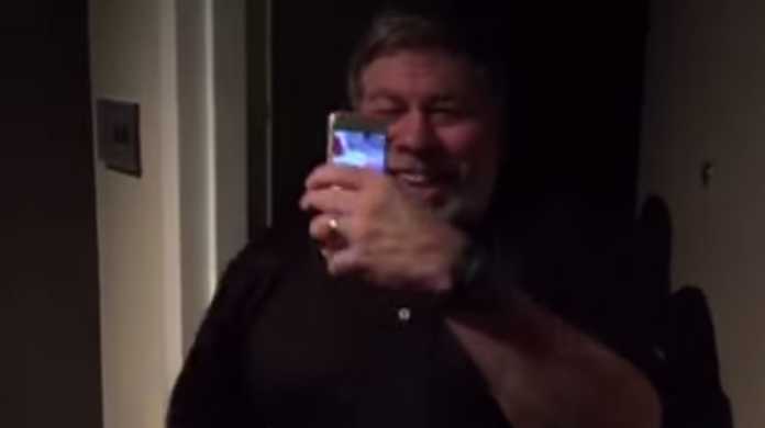 Appleもう一人の創業者スティーブ・ウォズニアックが、iPhone 6でホテルの鍵をニッコニコで解錠する動画。