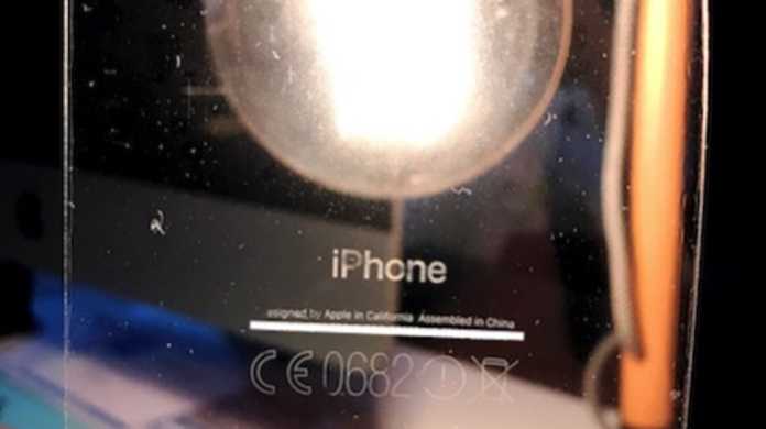 iPhone 7のジェットブラックユーザは裏面の印字が剥がれてしまうことに注意。