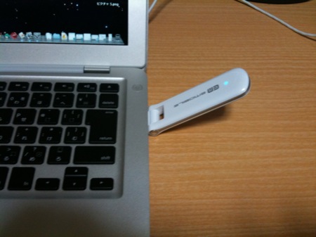 MacBookにイーモバイルを接続。