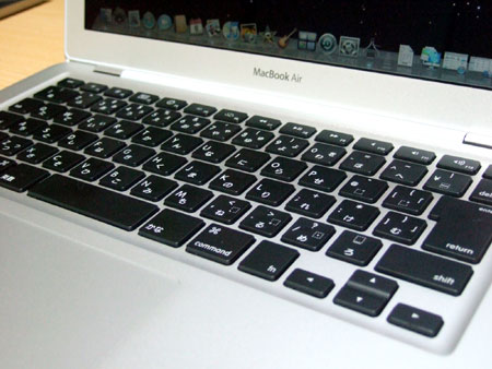美しいMacBook Airのフルキーボード・・・。